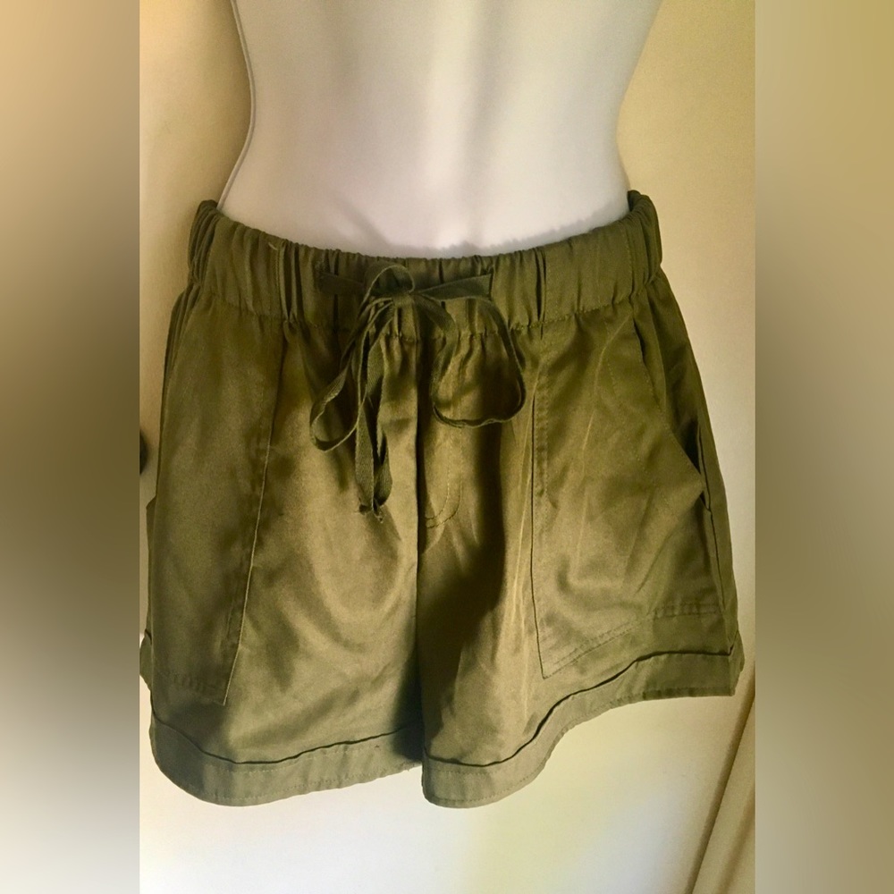 Green casual shorts. Sucrefas. M. NWOT